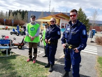 Poliisitkin pistätyivät paikalla moikkaamassa liikennepuistossa ajavia lapsia.  Iso kiitos myös poliiseille! Pollisien oikealla puolella Iisalmen Invalidien Pertti Laajalahti.