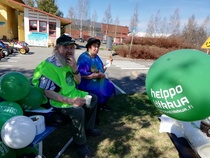 Välillä piti istahtaa kahville ja juomaan vettä, sillä kesän ensimmäinen hellepäivä osui juuri tälle 15.5. päivälle. Tauolla Iisalmen Invalideilta Veikko ja Elsa.