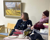 Illan osallistujat kuuntelivat valokuvaajan vinkkejä hyvin tarkkaavaisesti. 