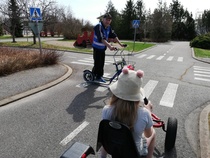 Lapset ottivat eri välineillä liikkuvat henkilöt hienosti huomioon, kun ajoivat Lasten liikennepuistossa. 