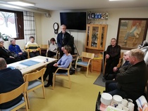 Kuvassa etualalla keskellä Sari Essayah, takana Iisalmen Invalidien aikaisempi puheenjohtaja Pertti Laajalahti ja oikealla etualalla Iisalmen Invalidien nykyinen puheenjohtaja Teuvo Toppinen. Hänen vieressään varapuheenjohtaja Jukka Hiltunen. 