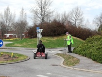 Lapset osasivat ajaa Lasten liikennepuistossa Luuniemellä hienosti ja huomioida myös eri tavoin liikkuvat henkilöt hiljentämällä vauhtia ja antamalla tilaa suojateillä. 