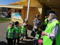 Liikennepuistoon kutsuttiin lapsia ja ohjaajia PikkuKengurun päiväkodista ja Edvin Laineelta koululta. He kuuntelivat mielellään, mitä Iisalmen Invalidien Pertti Laajalahti kertoi heille eri tavalla liikkuvista henkilöistä. 