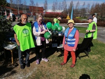 Iisalmen Invalidien liikuntatoimikunnan pj. Eila Koistinen (kesk.) kokosi porukan paikalliseen Helppo liikkua -viikon tapahtumaan. Kiitos Eilalle ja kaikille osallistujille! 