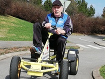 Ja pääsihän siellä ajamaan itsekin! Tässä huristelee Iisalmen Invalideista Risto. 