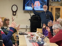 Jäsenillassa 17.1. oli palkittu valokuvaaja, yhdistyksen jäsen Helena Karhu (vasemmalla), joka kertoi illassa valokuvauksesta ja näytti omia valokuviaan. Pertti Laajalahti toivotti tulijat tervetulleeksi ja kysyi, kuinka moni on ottanut valokuvia. Kaikkien käsi nousi ylös. 