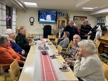 Jäsenillassa oli pakkasesta huolimatta paljon jäseniä. Valokuvaaja Helena Karhu esitteli illan aikana upeita valokuviaan ja kertoi tarinoita valokuvausretkiltään. Helena on palkittu valokuvaaja, jonka valokuvia on hyväksytty useisiin korkeatasoisiin näyttelyihin. 