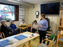 Sari Essayah puhui lokakuussa 2023 voimaantulevasta vammaispalvelulaista. 