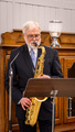 Kunniapuheenjohtaja esittää saksofonilla kappaleen "Amazing grace"