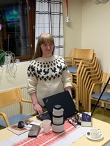 Valokuvaaja Helena Karhu Iisalmen Invalidien jäsenillassa 17.1.2024. Kuva: Pertti Laajalahti. 