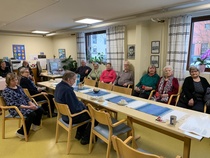 Illan aluksi juotiin myös makoisat kahvit, jonka jälkeen jaksoi kuunnella Sari Essayahin kertomaa asiaa vammaispalvelulaista, hyvinvointialueesta sekä eduskunnan kuulumisia. 