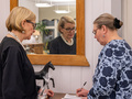 Toimittaja Riittä Rönkkö haastattelee juhlapuhujaa, Paula Risikkoa