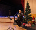 Antti Kemppainen esitti jouluista musiikkia.