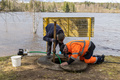 Niin vaan saatiin kokemuksella ja asiantuntemuksella vesi pumpattua pois ja mökin vesijärjestelmä pelaamaan.